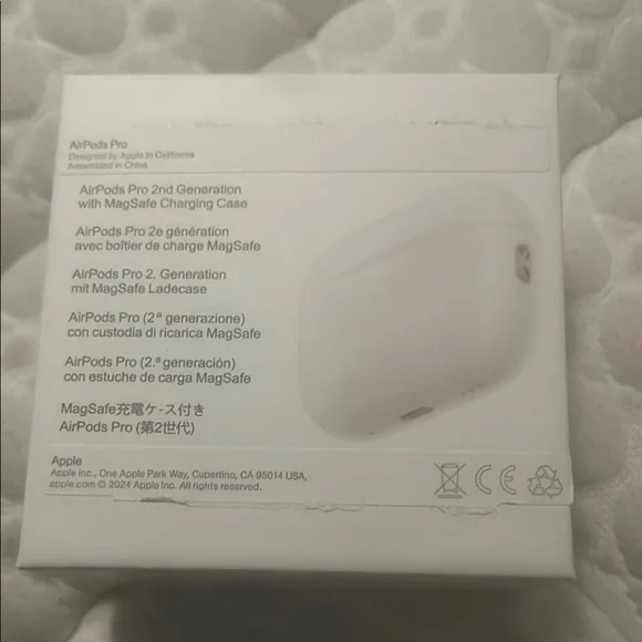 Apple White Wireless Earbuds - Picture 2 of 4